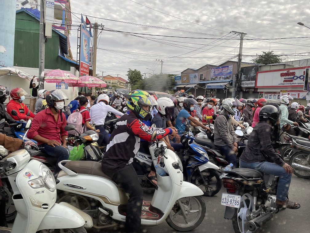 カンボジアのバイクと交通渋滞